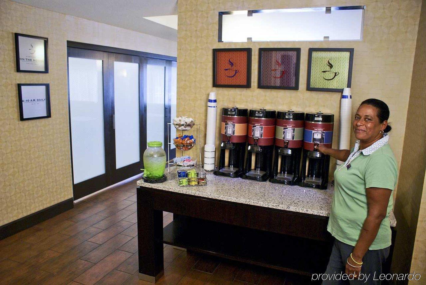 Spark By Hilton Tampa Brandon レストラン 写真